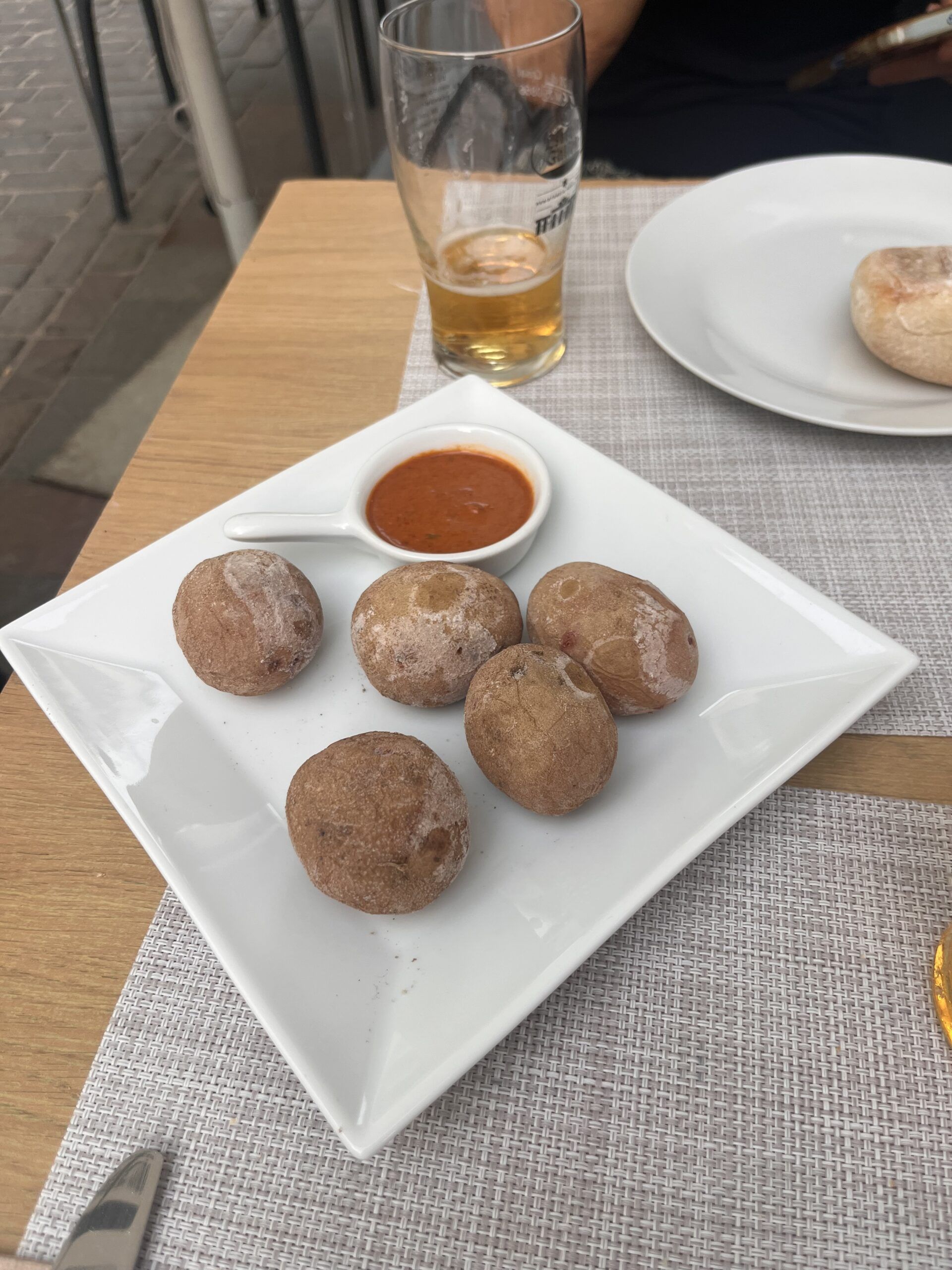papas arrugadas con mojo picón rojo